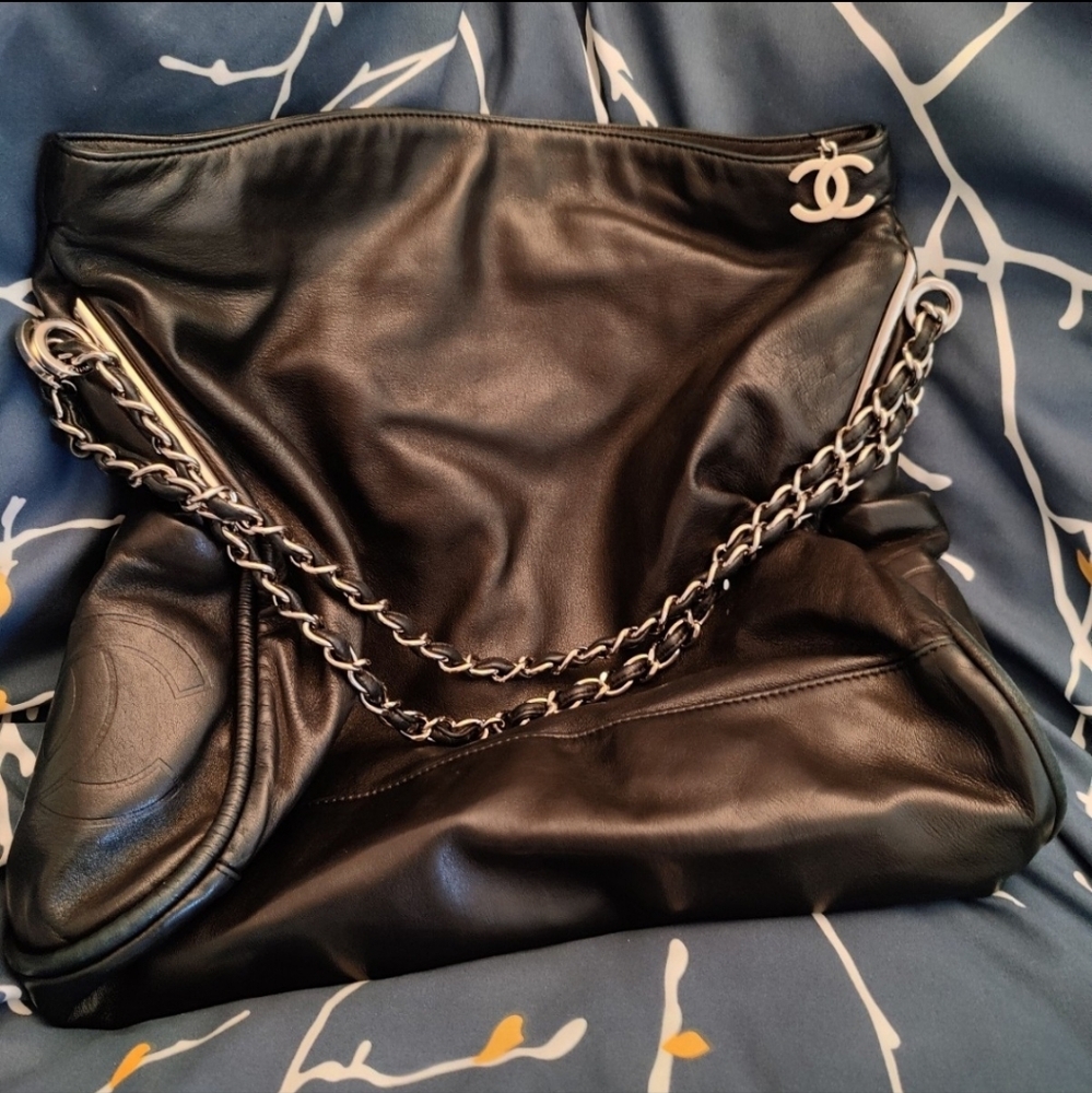 Chanel Black Leather Shoulder Bag - Picture 2 of 5